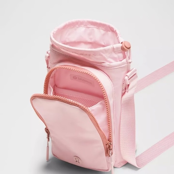 NWT Lululemon Water Bottle Crossbody w/ Front Pocket 2L Blissful Pink/Palm Deco - Picture 2 of 6